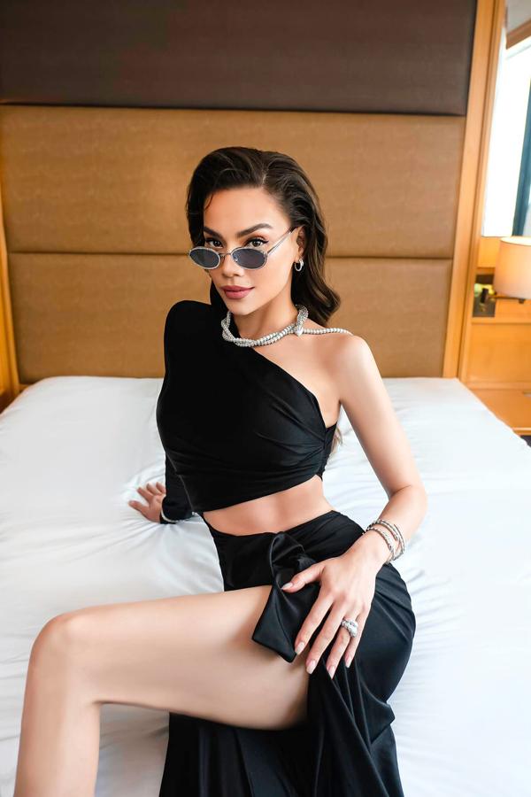 Mê mẩn vòng eo không mỡ thừa của Hồ Ngọc Hà khi vận đồ đen-2