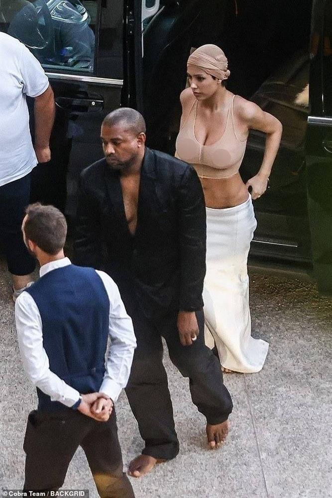 Công chúng Italy giận dữ vì cách ăn vận phô bày của vợ Kanye West-2