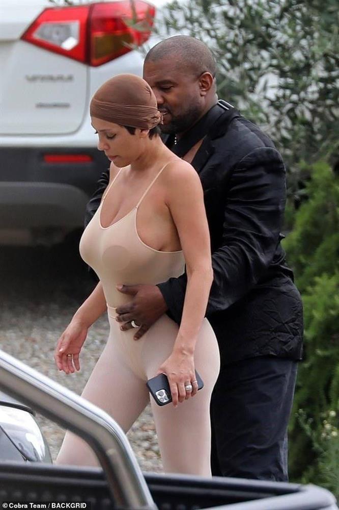 Công chúng Italy giận dữ vì cách ăn vận phô bày của vợ Kanye West-3
