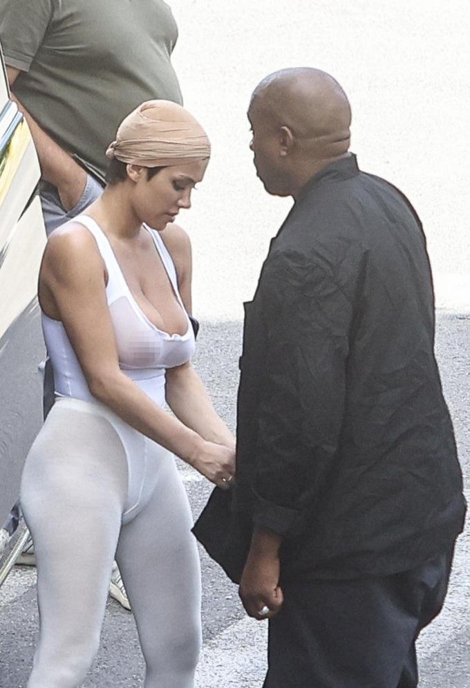 Công chúng Italy giận dữ vì cách ăn vận phô bày của vợ Kanye West-4