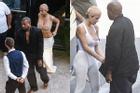 Công chúng Italy giận dữ vì cách ăn vận phô bày của 'vợ' Kanye West