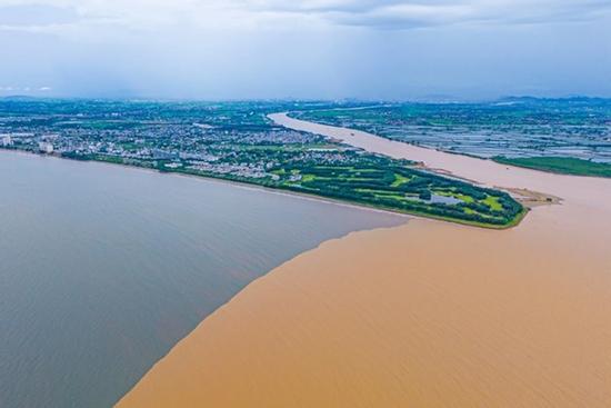 Biển Sầm Sơn lại bị 'chia đôi'