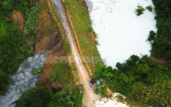 Hàng trăm ngôi nhà ngập nước, người dân chạy thoát thân do vỡ ống cống hồ thải quặng-2