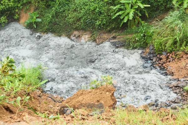 Hàng trăm ngôi nhà ngập nước, người dân chạy thoát thân do vỡ ống cống hồ thải quặng-3