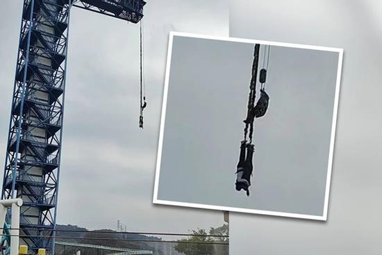 Kinh hoàng trò chơi mạo hiểm bị đứt cáp trên không trung, người chơi bị treo lơ lửng