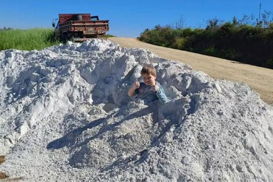Bé trai 7 tuổi 'ra đi mãi mãi' chỉ sau vài phút tạo dáng chụp ảnh