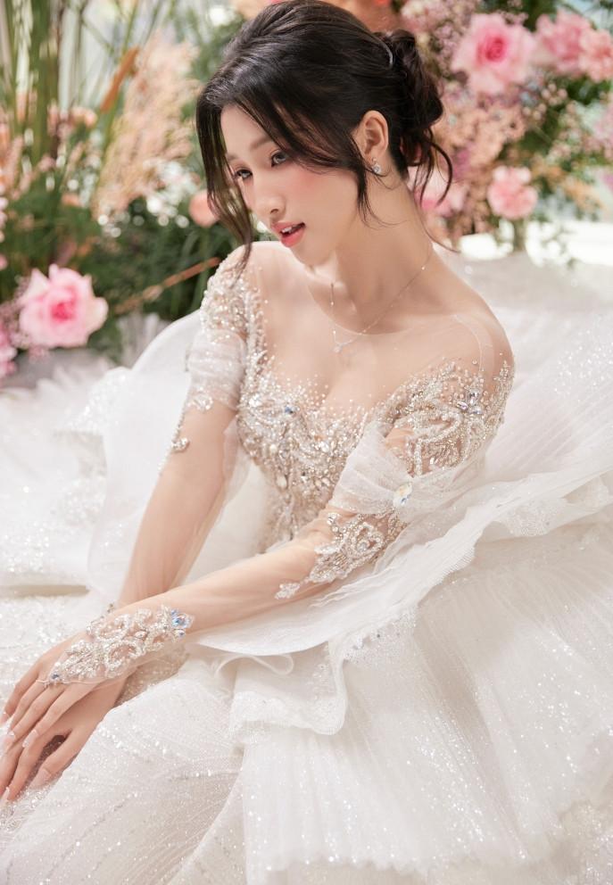 Á hậu Phương Nhi khoe nhan sắc ngọt ngào khi diện váy cưới-1