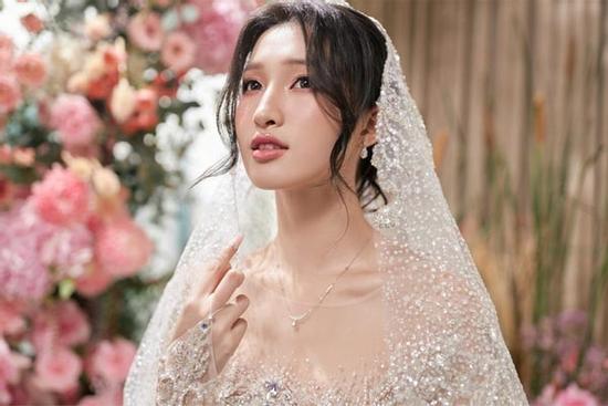 Á hậu Phương Nhi khoe nhan sắc ngọt ngào khi diện váy cưới