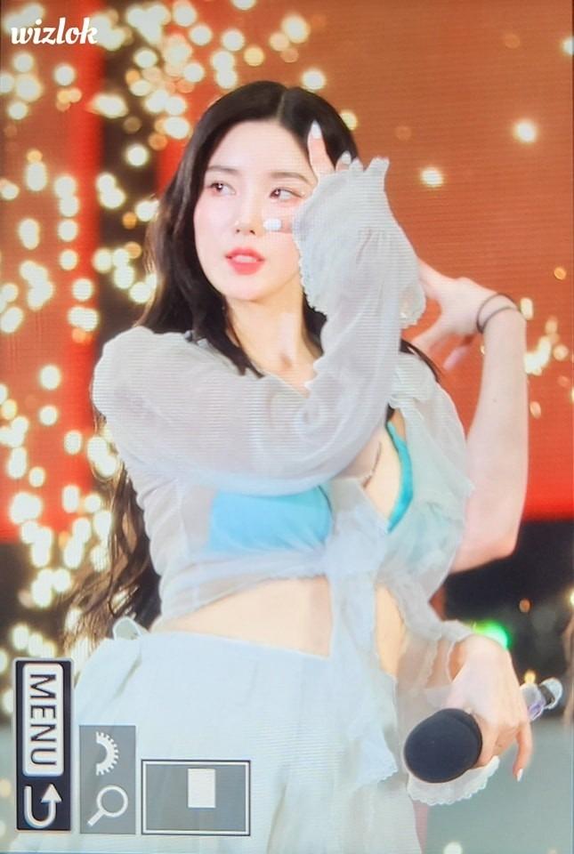 Nữ ca sĩ nổi tiếng sau màn trình diễn nóng bỏng với áo xuyên thấu ở lễ hội nước-2