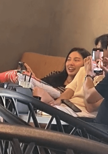 Thùy Tiên, Quang Linh Vlogs lọt ống kính team qua đường khi thoải mái trò chuyện ở quán cafe-4