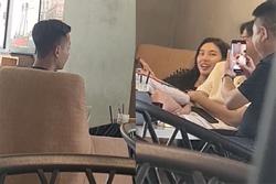 Thùy Tiên, Quang Linh Vlogs lọt ống kính team qua đường khi thoải mái trò chuyện ở quán cafe