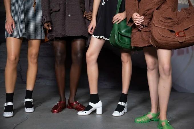 Giày nhựa rọ mũi đang được săn lùng, có đôi giá 20 triệu đồng-2