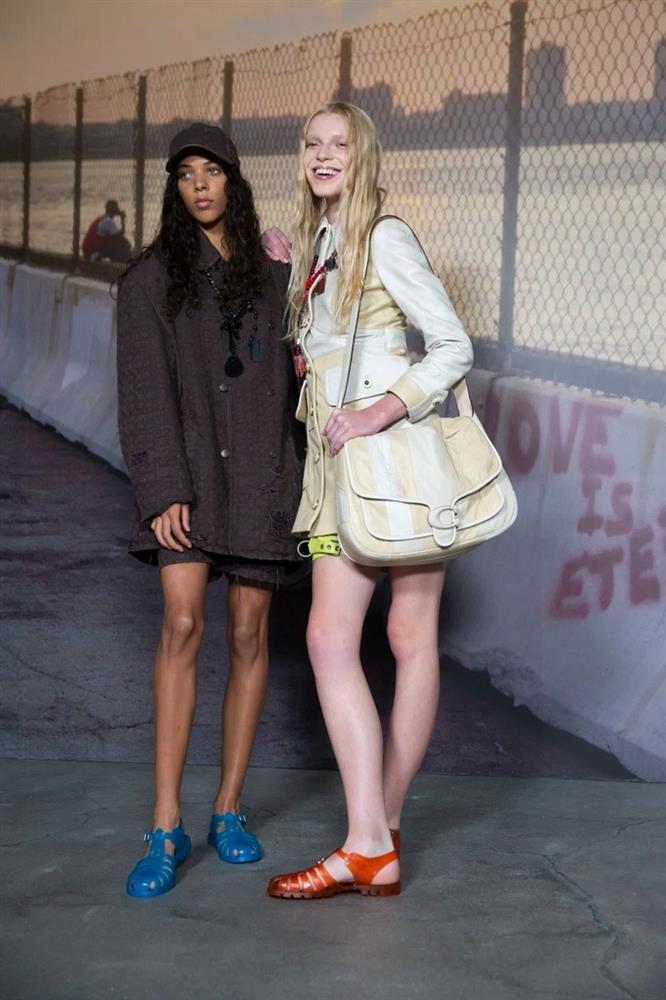 Giày nhựa rọ mũi đang được săn lùng, có đôi giá 20 triệu đồng-4