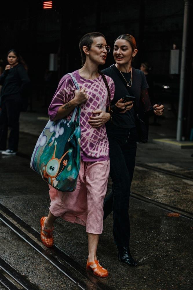 Giày nhựa rọ mũi đang được săn lùng, có đôi giá 20 triệu đồng-7