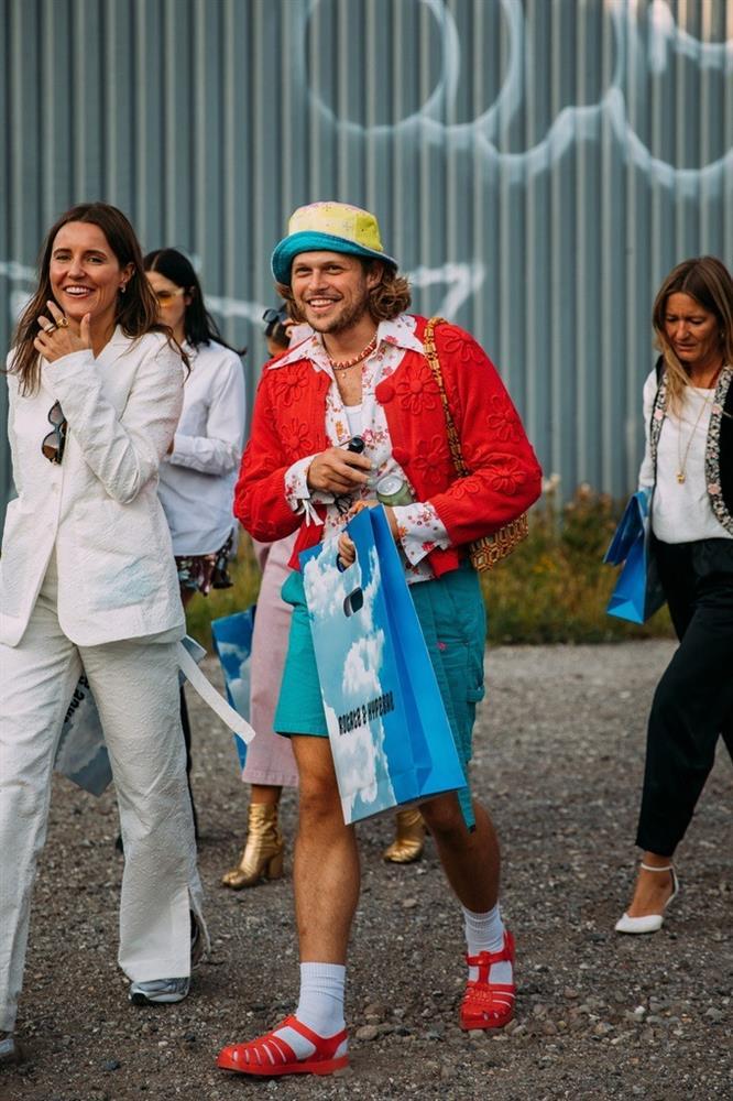 Giày nhựa rọ mũi đang được săn lùng, có đôi giá 20 triệu đồng-8