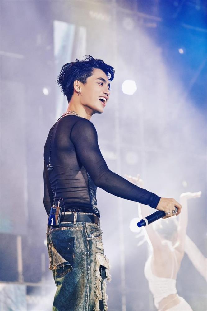 MONO kỷ niệm một năm đi hát bên gia đình, Sơn Tùng vắng mặt-4