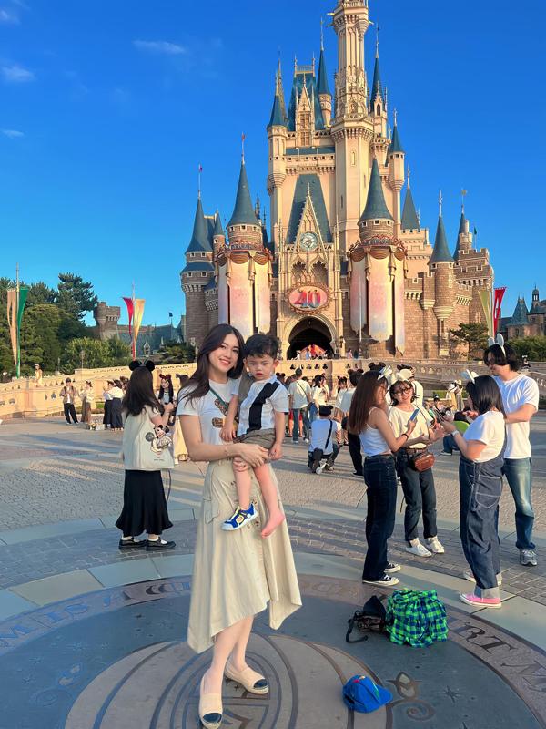 Lộ ảnh hiếm hoi 2 con trai của Á hậu Thanh Tú và chồng đại gia-3