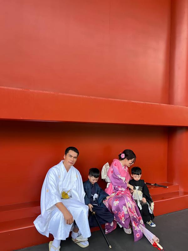 Lộ ảnh hiếm hoi 2 con trai của Á hậu Thanh Tú và chồng đại gia-5