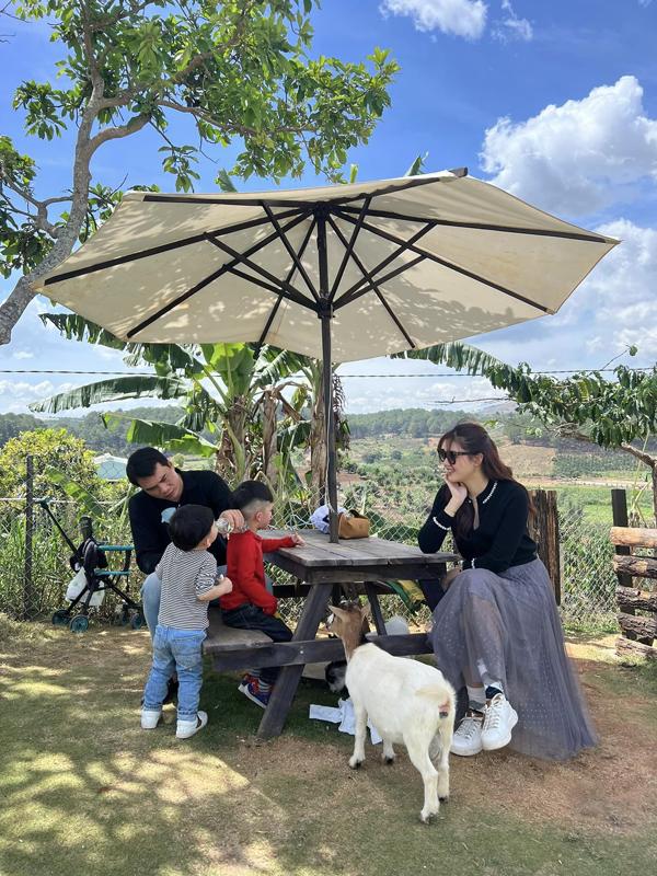 Lộ ảnh hiếm hoi 2 con trai của Á hậu Thanh Tú và chồng đại gia-7