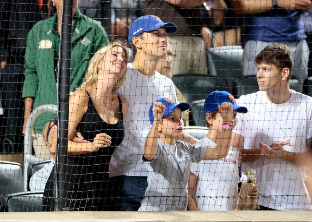 Nụ hôn ở sân bóng chày của Ivanka Trump-10