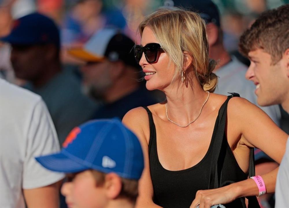 Nụ hôn ở sân bóng chày của Ivanka Trump-2