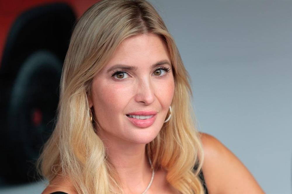 Nụ hôn ở sân bóng chày của Ivanka Trump-4