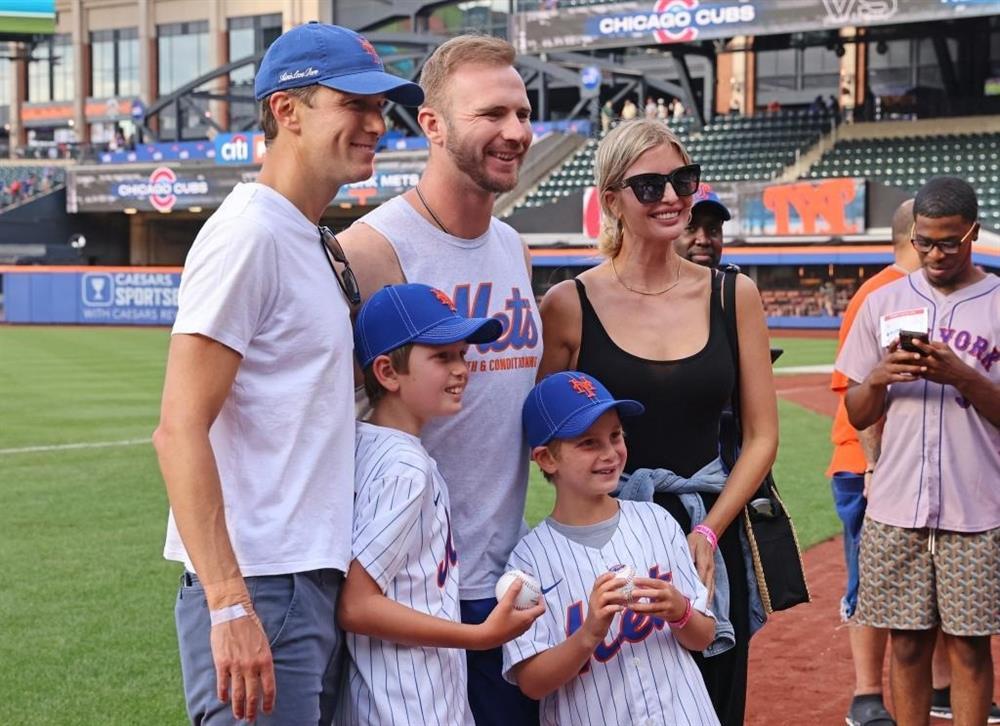 Nụ hôn ở sân bóng chày của Ivanka Trump-5