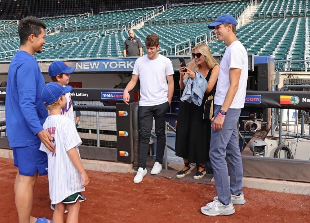 Nụ hôn ở sân bóng chày của Ivanka Trump-6