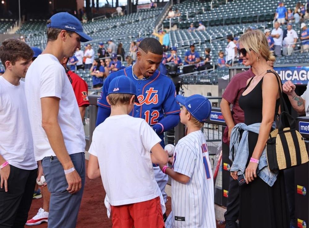 Nụ hôn ở sân bóng chày của Ivanka Trump-7