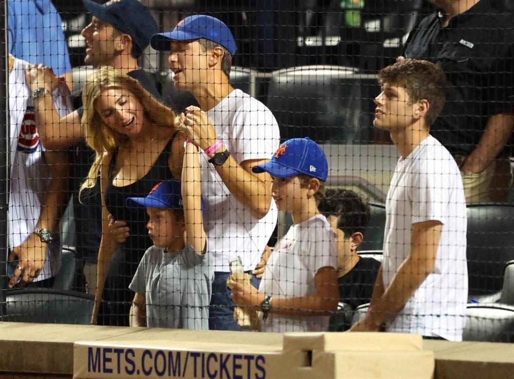 Nụ hôn ở sân bóng chày của Ivanka Trump-8