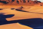 Có gì dưới lớp cát dày của sa mạc Sahara?