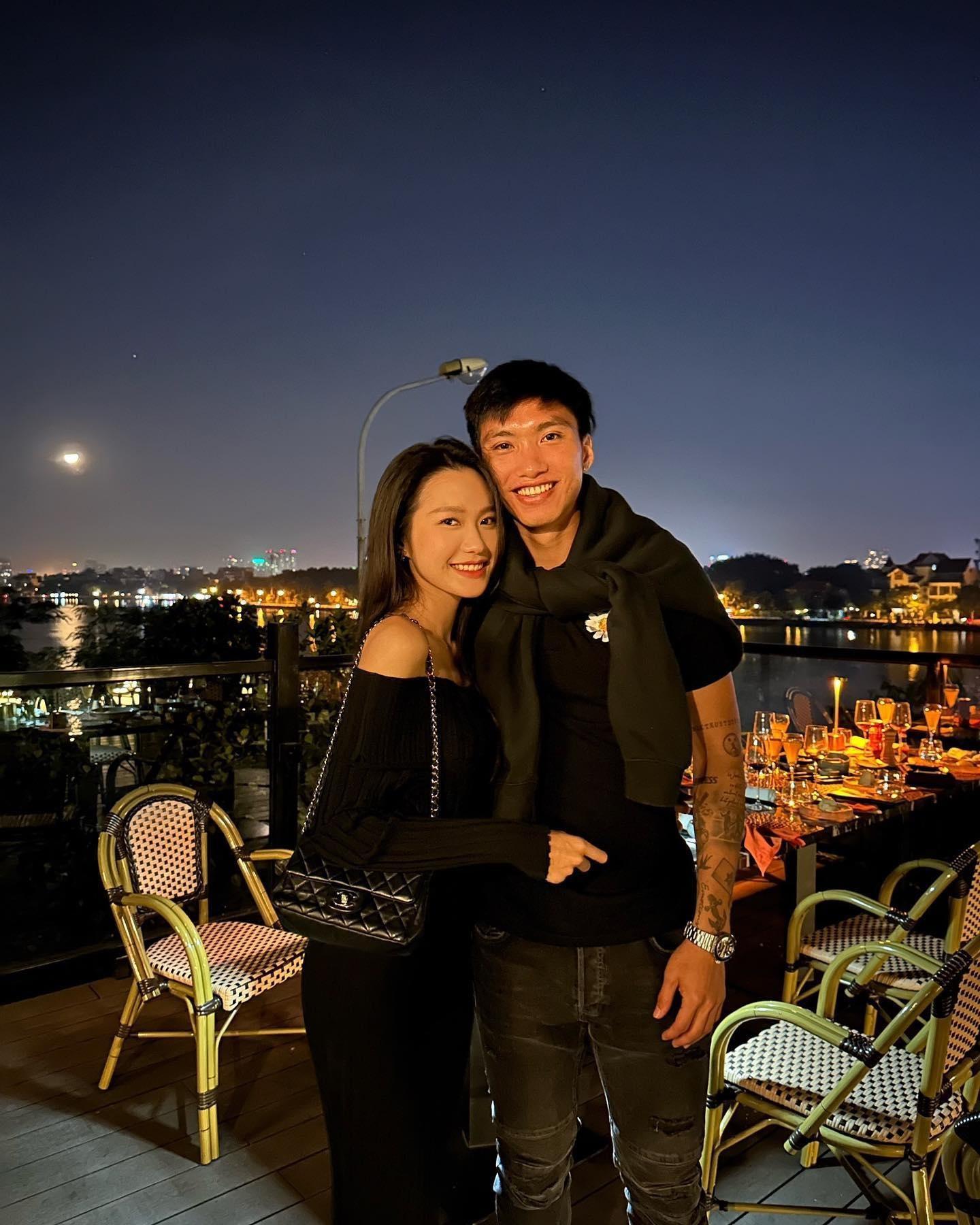 Đoàn Văn Hậu và bạn gái lọt ống kính team qua đường-4