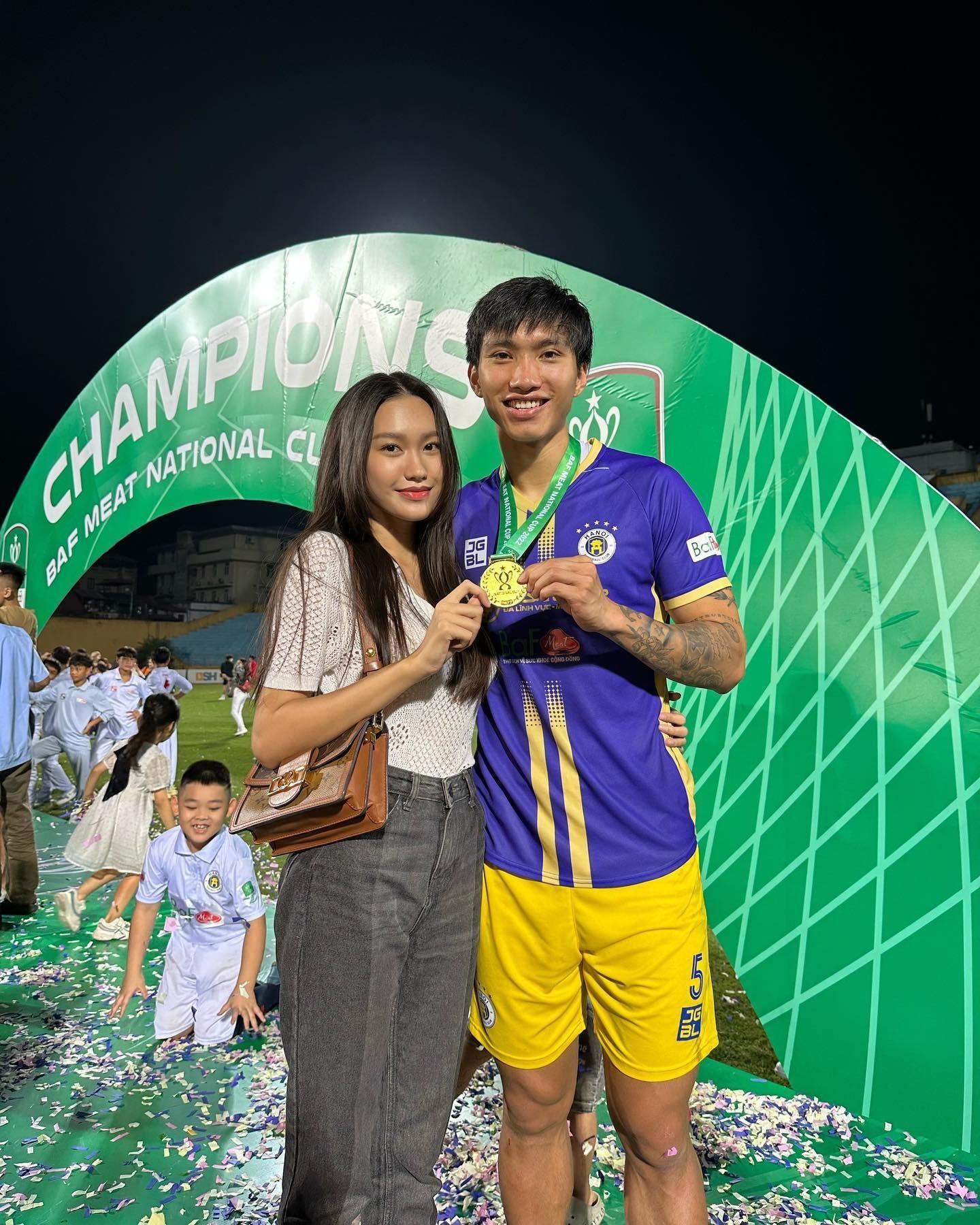 Đoàn Văn Hậu và bạn gái lọt ống kính team qua đường-5