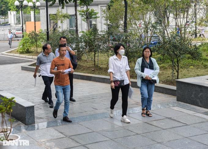 Đại gia điếu cày Lê Thanh Thản được người thân dìu đến tòa-1