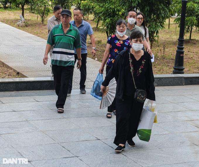 Đại gia điếu cày Lê Thanh Thản được người thân dìu đến tòa-2