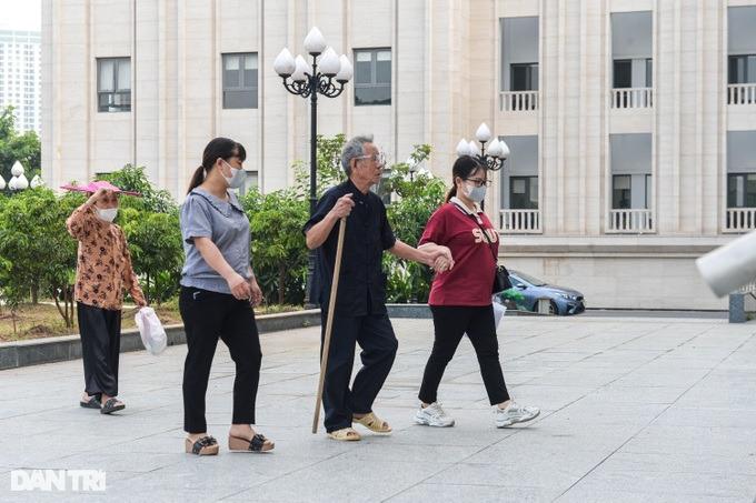 Đại gia điếu cày Lê Thanh Thản được người thân dìu đến tòa-3