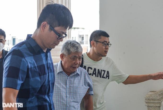 Đại gia điếu cày Lê Thanh Thản được người thân dìu đến tòa-4