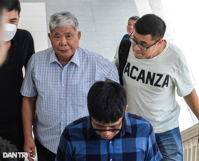 Đại gia điếu cày Lê Thanh Thản được người thân dìu đến tòa-5