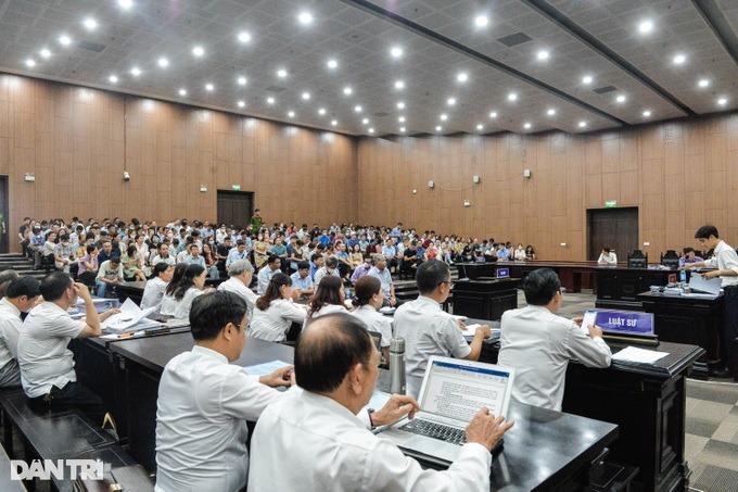 Đại gia điếu cày Lê Thanh Thản được người thân dìu đến tòa-6