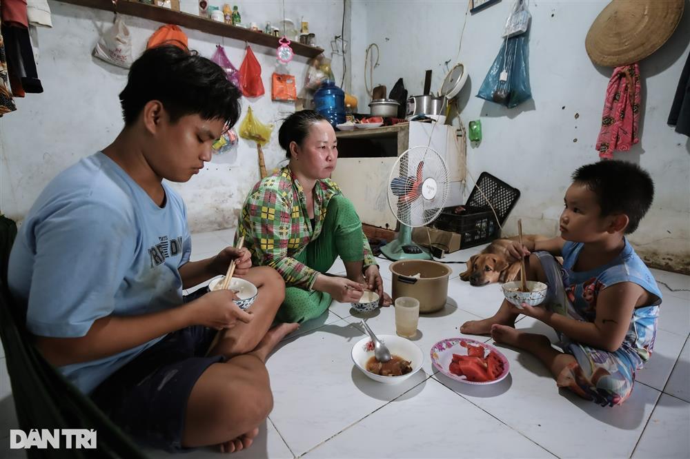 Xóm nhặt rau muống thuê lúc nửa đêm ở TPHCM-12