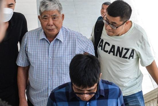 Đại gia 'điếu cày' Lê Thanh Thản được người thân dìu đến tòa