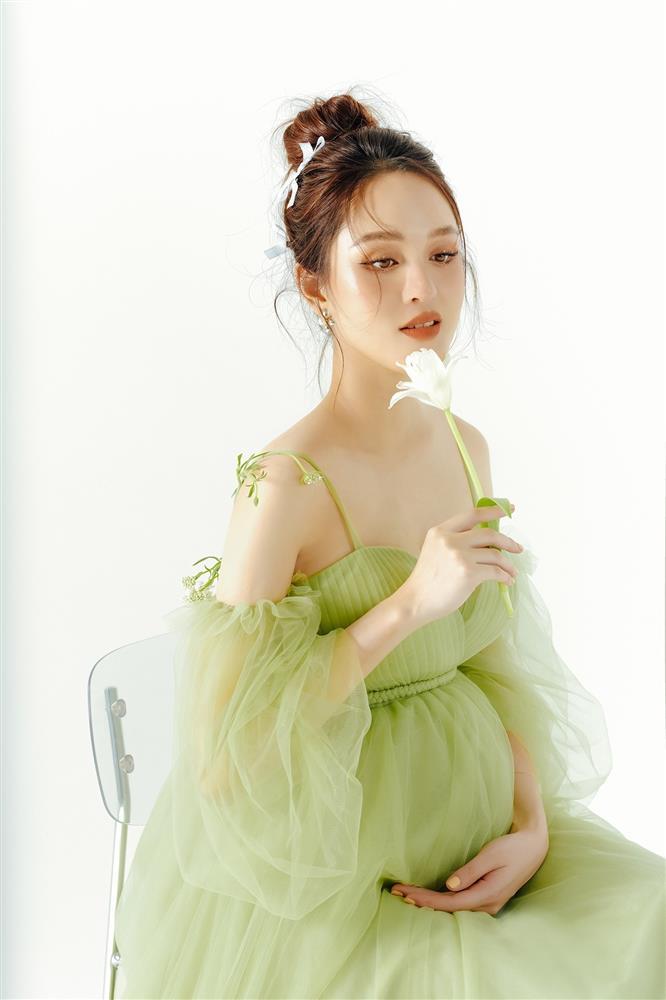 Á hậu Hoàng Anh sinh con thứ 3-2