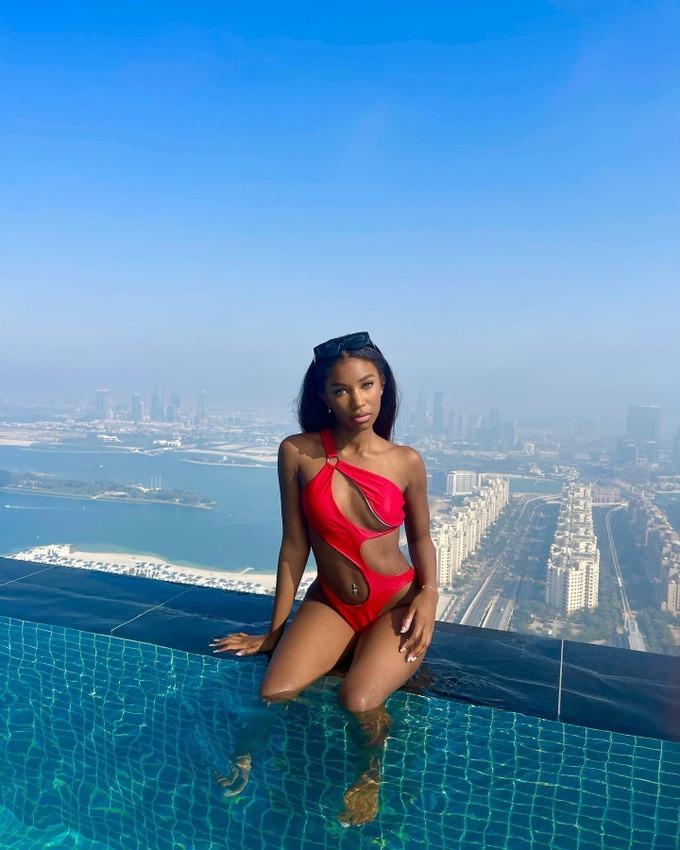 4 triệu phú nhỏ tuổi ở Anh, đăng bài trên mạng kiếm ngay nửa tỷ đồng-6