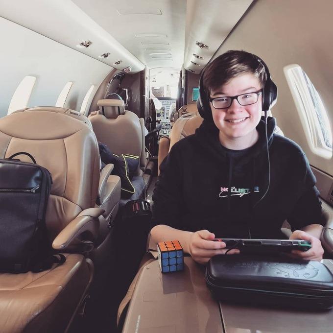 4 triệu phú nhỏ tuổi ở Anh, đăng bài trên mạng kiếm ngay nửa tỷ đồng-9