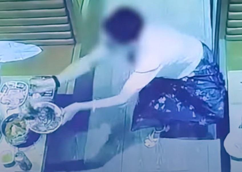 Người phụ nữ gây bức xúc vì hành động chẳng giống ai khi đi ăn buffet-1