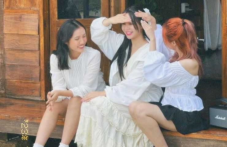 Quỳnh Kool thường mặc váy 2 dây, áo trễ vai dù lộ khuyết điểm bắp tay to-10