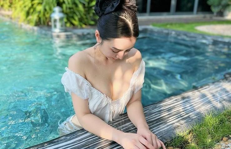 Quỳnh Kool thường mặc váy 2 dây, áo trễ vai dù lộ khuyết điểm bắp tay to-4