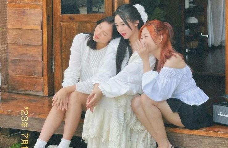 Quỳnh Kool thường mặc váy 2 dây, áo trễ vai dù lộ khuyết điểm bắp tay to-11