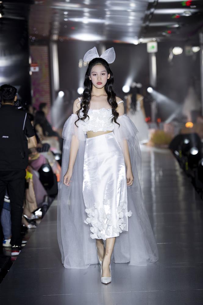 Mẫu nhí Tô Ngọc Diệp thần thái trong show diễn mới nhất-3