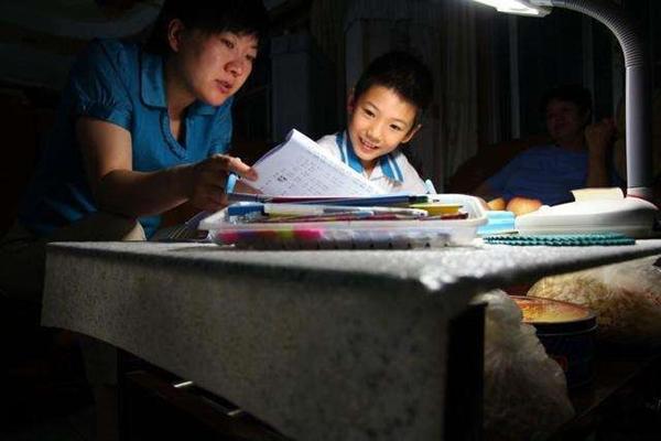 Phụ huynh bức xúc khi đáp án 3600:9=400 của con bị cô giáo gạch sai-1